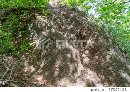 岩殿山の兜岩付近の鎖場(山梨県大月市) 岩殿山の兜岩付近の鎖場(山梨県大月市) 77395198