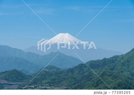 岩殿山の山頂から見た富士山(山梨県大月市) 岩殿山の山頂から見た富士山(山梨県大月市) 77395205