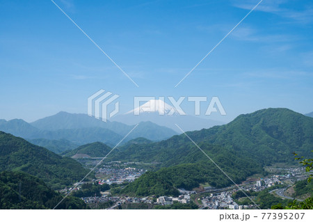 岩殿山の山頂から見た富士山（山梨県大月市） 77395207