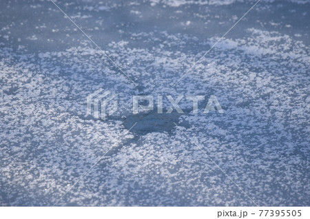 放射状の氷紋 77395505