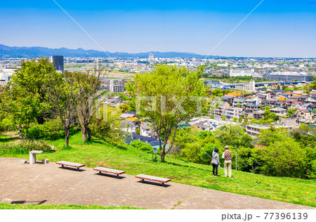 新緑の丘から眺める郊外の住宅地 新緑の丘から眺める郊外の住宅地 77396139