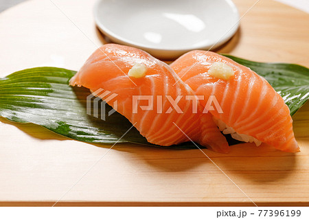 和食：にぎり寿し  サーモン 77396199
