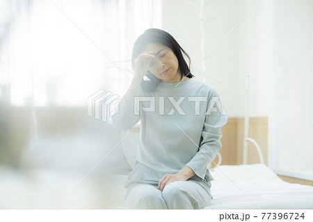 体調不良　ベッドルーム 77396724