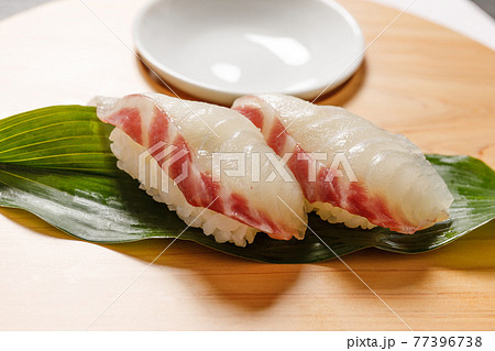 和食： にぎり寿し 白身魚 鯛 77396738