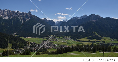 Panoramic valley 77396993