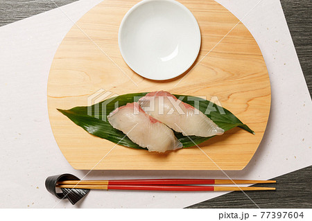 和食: にぎり寿し ハマチ 和食: にぎり寿し ハマチ 77397604