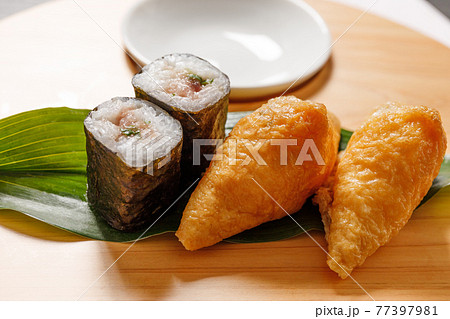 和食： ネギトロ巻きといなり寿司 77397981