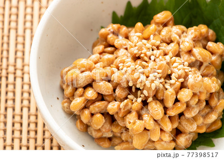 小鉢に入れられた極小粒納豆(ゴマ･大葉)。 77398517