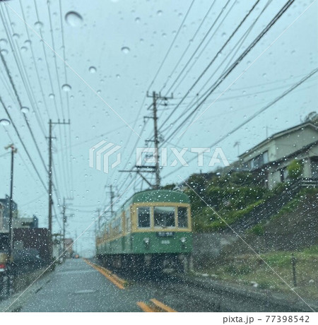 雨の中の江ノ電 77398542
