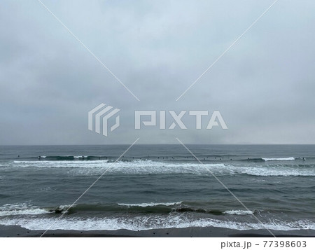 湘南の海のサーファー 77398603