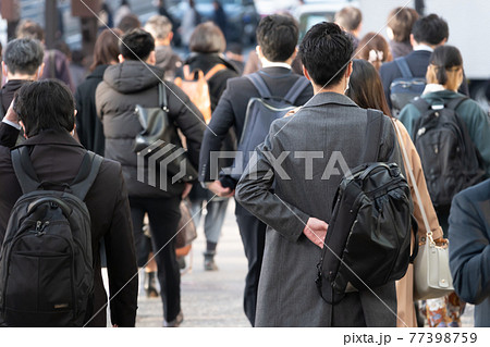 通勤する人々　東京 77398759