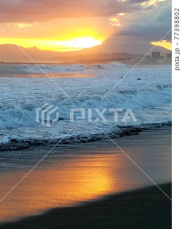 神奈川県茅ヶ崎市の茅ヶ崎海岸から眺める台風一過の夏の夕暮れ【9月】 77398802