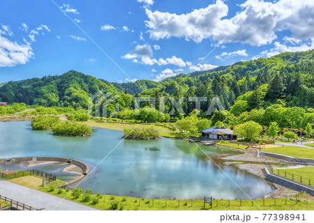 春の宮ヶ瀬湖畔園地 広場とダム湖 神奈川県の写真素材