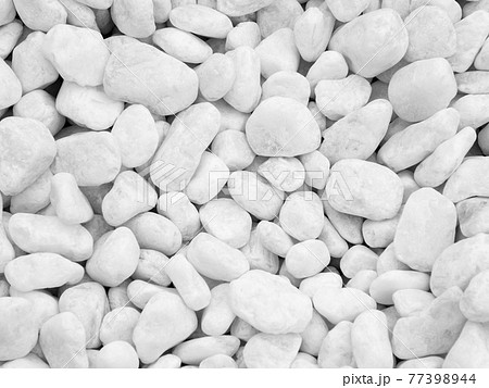 白玉砂利・背景素材 77398944