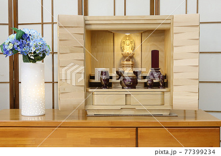 リビングに置かれたモダンな仏壇 リビングに置かれたモダンな仏壇 77399234
