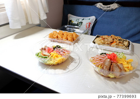 キャンピングカー 車中泊の食事 冷やし中華 おいなりさん 鳥五目ごはんの写真素材