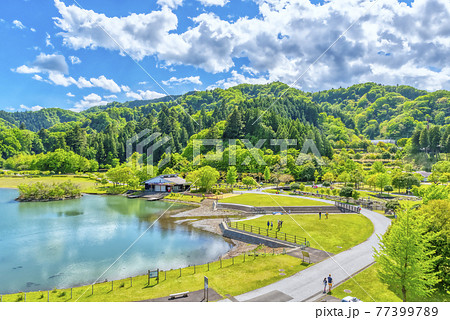春の宮ヶ瀬湖畔園地　広場とダム湖　神奈川県 77399789