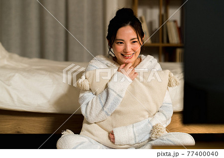 夜にテレビを見る若い女性 夜にテレビを見る若い女性 77400040