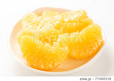 剥いて皿に並べられた甘夏みかん。 剥いて皿に並べられた甘夏みかん。 77400539
