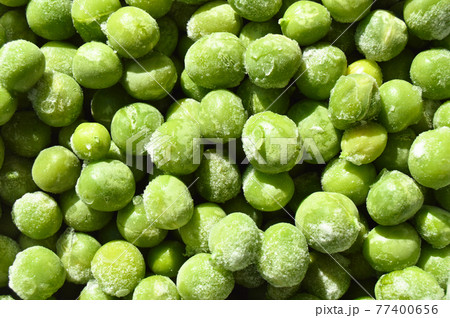 Fresh green frozen peas grains, nutritious and healthy green vegetables 77400656