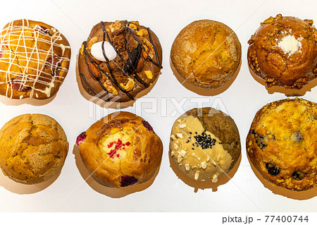 美味しそうな大きなマフィン 77400744