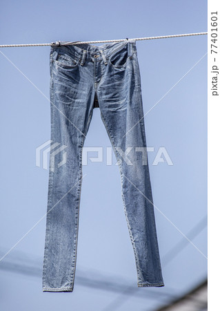 児島ジーンズストリートの吊しているジーンズを撮影 77401601