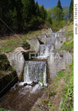 信州 小谷村の砂防施設 大別当 日かげ沢 階段状床固工群 縦侵食を防止し河床を安定させる堰堤 信州 小谷村の砂防施設 大別当 日かげ沢 階段状床固工群 縦侵食を防止し河床を安定させる堰堤 77401675