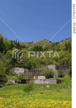 信州 小谷村の砂防施設 下里瀬 鉄製格子枠堰堤 コンクリートと格子枠の混合堰堤 信州 小谷村の砂防施設 下里瀬 鉄製格子枠堰堤 コンクリートと格子枠の混合堰堤 77401795