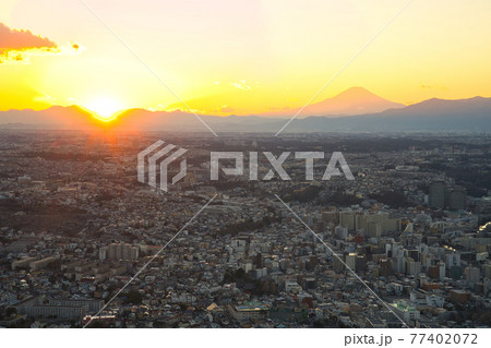【神奈川県】1月・神奈川県の都市風景と夕暮れの富士山 【神奈川県】1月・神奈川県の都市風景と夕暮れの富士山 77402072