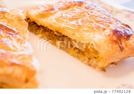 焼きたてミートパイの断面 77402128