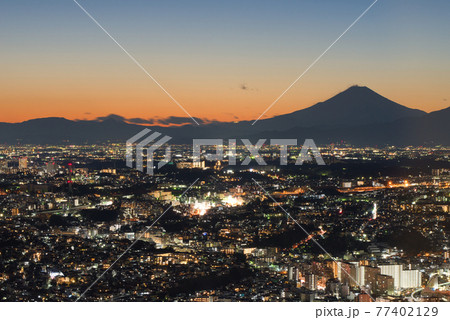 【神奈川県】1月・神奈川県の都市風景と夕暮れの富士山 77402129