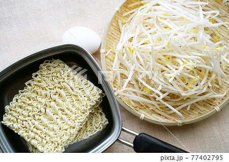 もやし インスタント麺 卵 もやし インスタント麺 卵 77402795