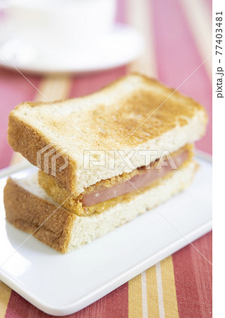 美味しいハムカツサンドとコーヒー 美味しいハムカツサンドとコーヒー 77403481