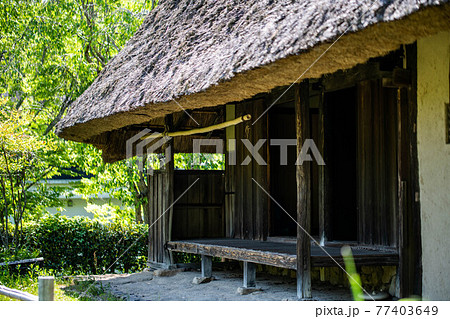 古い家屋の軒先 77403649