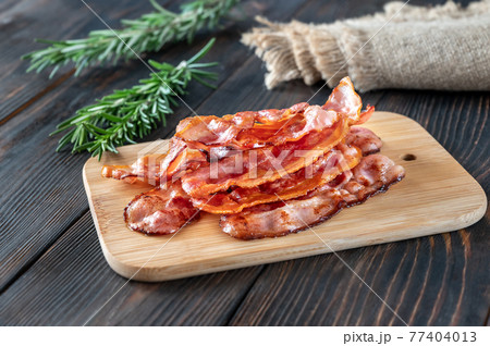 Fried bacon on the cutting board 77404013