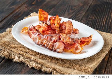 Fried bacon on the serving plate 77404014