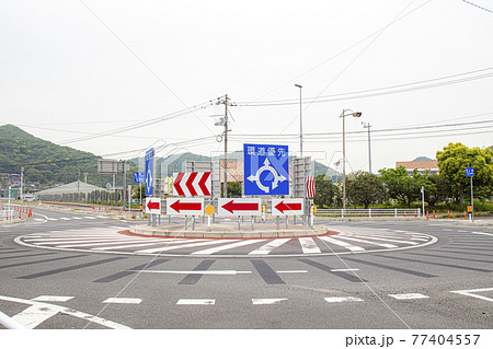 浅口市寄島の環状交差点を撮る 77404557