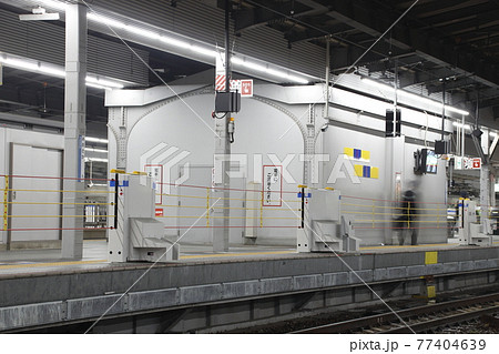 JR神戸線：JR大阪駅のホームドア 77404639