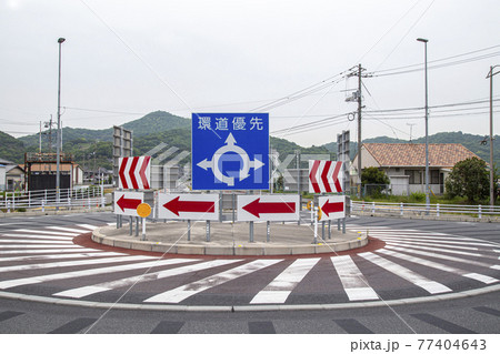 浅口市寄島の環状交差点を撮る 77404643