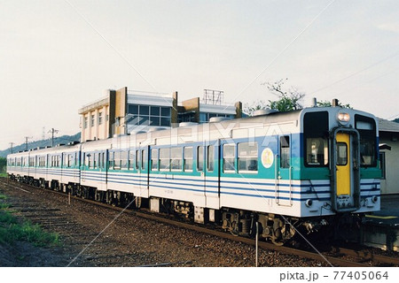 夕方の房総半島をゆく久留里線のキハ30形 77405064