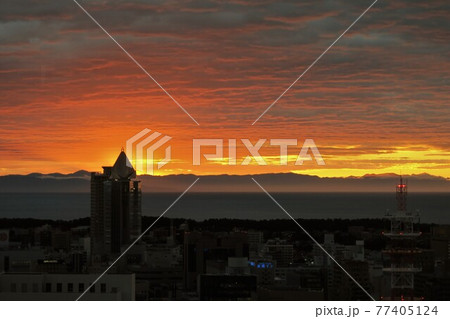新潟佐渡島に沈む夕焼け風景 新潟佐渡島に沈む夕焼け風景 77405124