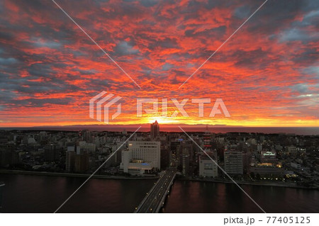 新潟佐渡島に沈む夕焼け風景 77405125