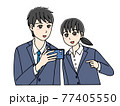 一緒にスマホを見るスーツ姿の若い男女 77405550