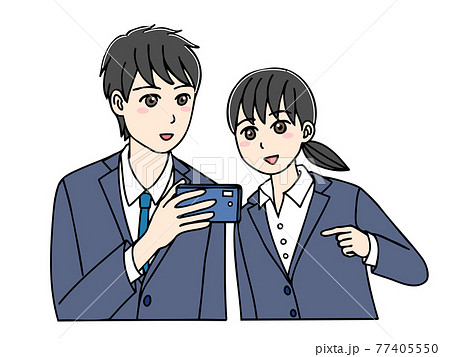 一緒にスマホを見るスーツ姿の若い男女 77405550