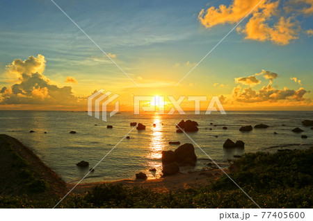 沖縄　黄金色に輝く朝日　宮古島　東平安名崎 77405600