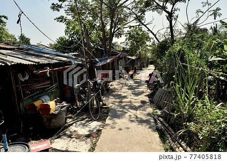 ミャンマー　ヤンゴンの貧困地域　Dala ダラ　村　スラム街　ダラタウン 77405818