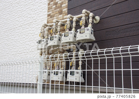 建物の屋外に設置されたメーターボックス 77405826