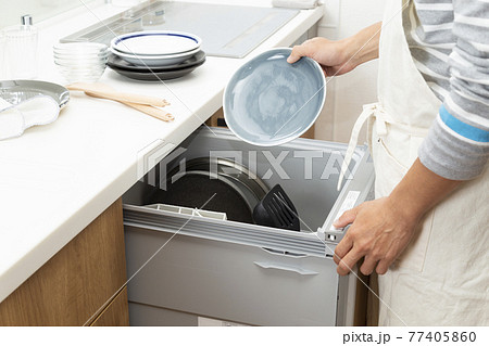 食洗機を使う男性 77405860