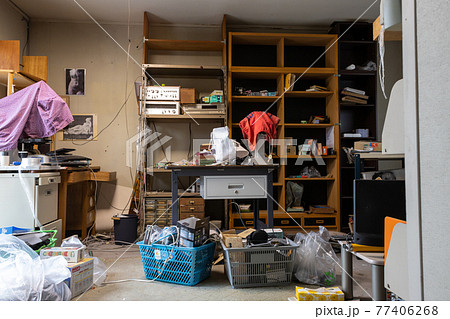 散らかり放題の部屋(ゴミ屋敷) 散らかり放題の部屋(ゴミ屋敷) 77406268