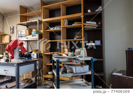 遺品整理中の部屋の中 遺品整理中の部屋の中 77406309